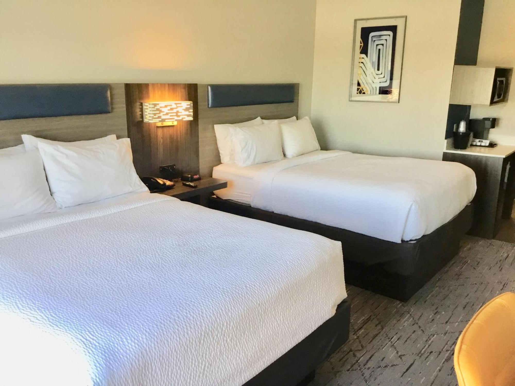 Holiday Inn Express Pratt By Ihg Eksteriør bilde